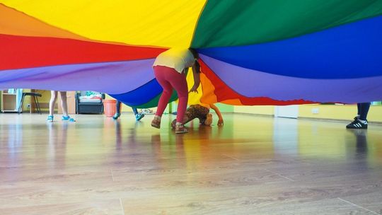 Bez telefonów, ale z zakamuflowaną nauką. Tak coraz częściej wyglądają kolonie letnie dla dzieci