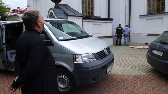 Bezdomni zdewastowali cerkiew. Bo nie dali rady jej okraść