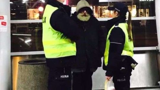 Bezdomny na przystanku i patrol. Internauci pod wrażeniem gestu policjantki