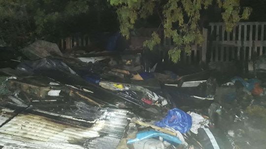 Bezdomny zginął w pożarze altanki. "Czujemy potrzebę, żeby zapewnić mu godny pochówek"