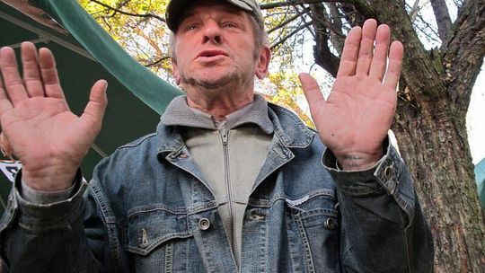 Bezdomny znalazł teczkę z 2 tys. zł i dokumentami. Oddał je policji