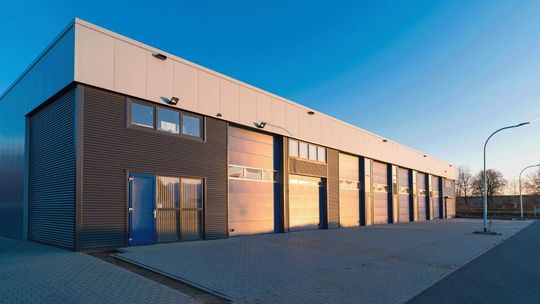 Bezpieczeństwo w halach stalowych – normy, certyfikaty, przeglądy i systemy ochronne