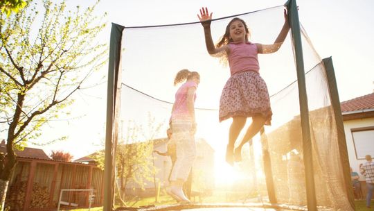 Bezpieczna zabawa na świeżym powietrzu – dlaczego warto wybrać certyfikowane zabawki ogrodowe?