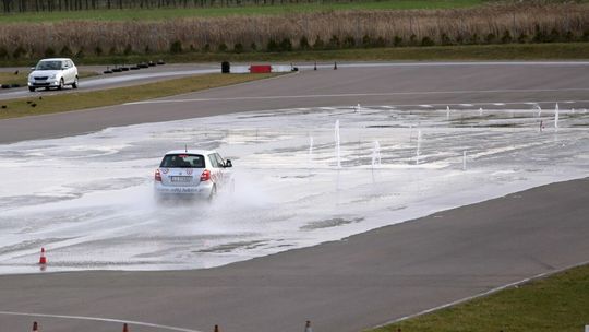 Bezpieczna zima z Mikołajem. Sprawdź się za darmo na płycie poślizgowej
