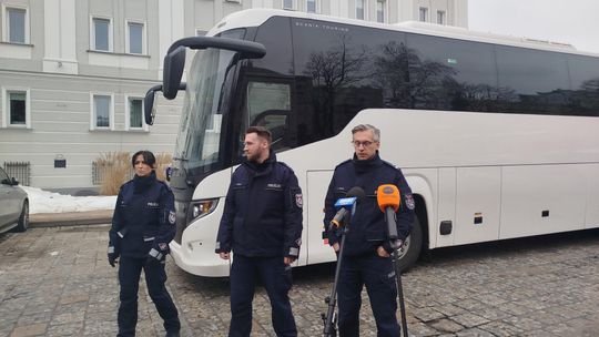 Policjanci na tle autokaru