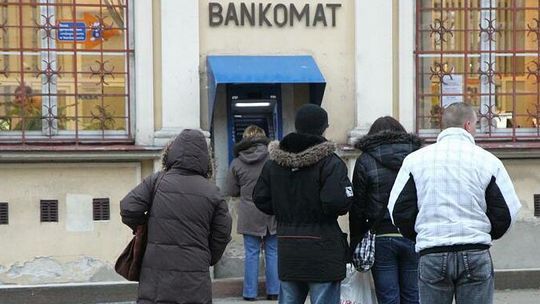 Bezpieczne korzystanie z bankomatów. Jak chronić swoje pieniądze