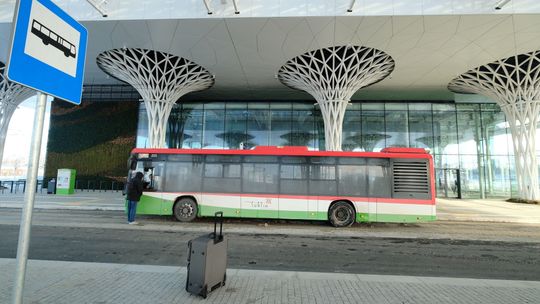 Bezpłatna linia łączy dwa dworce. Będzie kursować dłużej