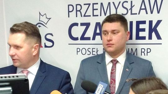 Bezrobotny, doradca a teraz dyrektor z 10 tys. zł na rękę. Kariera u boku Przemysława Czarnka