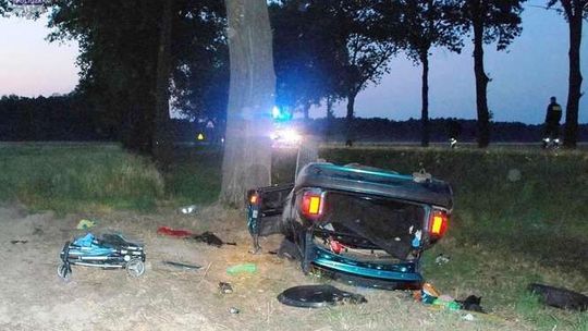 Bezwola: Kierowca zasnął i wjechał w drzewo, 5 osób w szpitalu