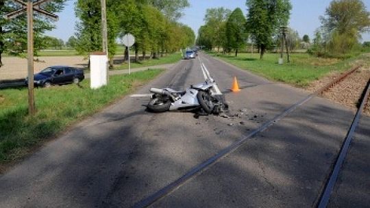 Bezwola: Motocyklistka wjechała w osobówkę przed przejazdem
