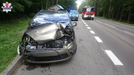 Bezwola: Wjechała samochodem w tył rozrzutnika rolniczego