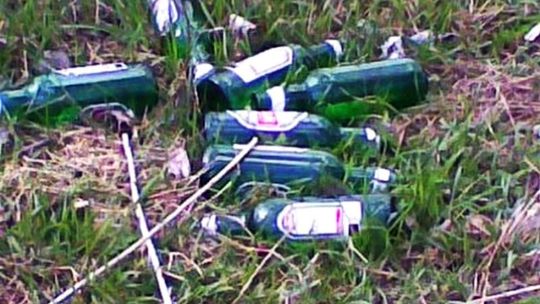 Bezzwrotne butelki po piwie zaśmiecają miasto