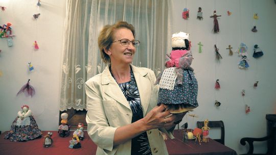 Biała magia z gałganków. Niezwykła wystawa lalek w Ogrodzie Botanicznym w Lublinie