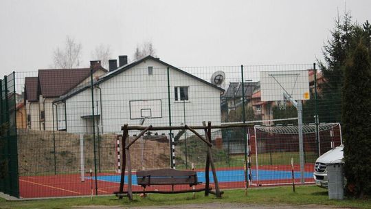 Biała Podlaska: Boisko stwarza problemy sąsiadom. Czy Straż Miejska pomoże?