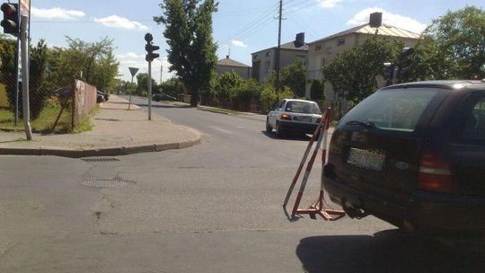 Biała Podlaska: Drogowcy źle oznaczyli, samochody wpadały w dziurę