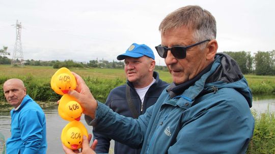 Biała Podlaska: Gumowe kaczki płynęły Krzną. Tłumy kibicowały [zdjęcia]