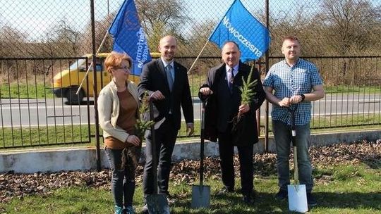 Biała Podlaska: Inni drzewa wycinają, oni sadzą