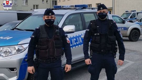 Biała Podlaska: Kłęby dymu i płomienie. Policjanci wynieśli 73-latkę 