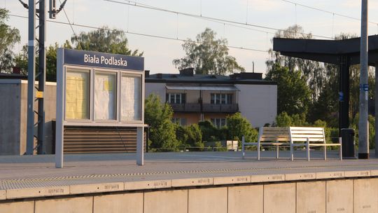 Biała Podlaska: Kolej zapowiada finał remontu. Na peron wciąż "labiryntem"