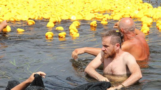 Biała Podlaska: Kolorowe kaczki płynęły w szczytnym celu 
