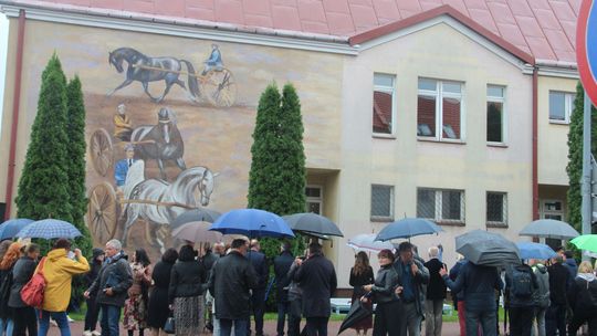 Biała Podlaska: Konie Maciąga zdobią już ścianę liceum 