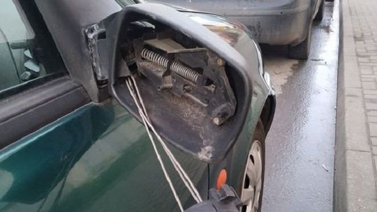 Biała Podlaska: Kopali w lusterka samochodów. Przyznali, że byli pijani