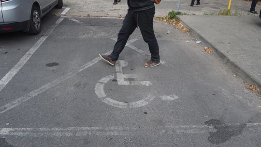 Biała Podlaska: „Koperty” dla niepełnosprawnych nie wszędzie są niebieskie