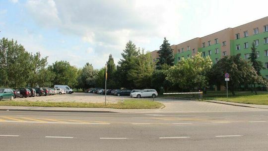 Biała Podlaska. Mieszkańcy odetchnęli, nadal mają parking pod blokiem
