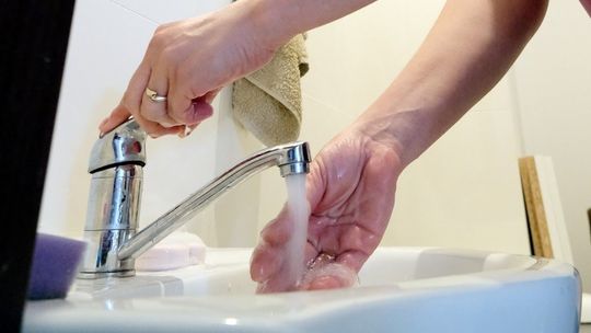 Biała Podlaska: Mieszkańcy piją wodę z bakteriami. "Nie stwarza zagrożenia dla zdrowia"