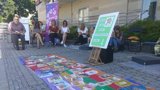 Biała Podlaska: Na kocu z książką przed centrum handlowym