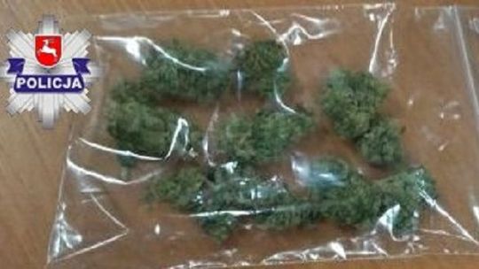 Biała Podlaska: Na widok policjantów wyrzucił woreczek z marihuaną za okno samochodu