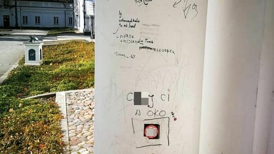 Biała Podlaska: Niszczą elewację biblioteki. Czy będzie więcej kamer? 