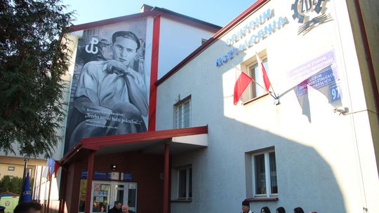 Biała Podlaska. Nowy mural z Baczyńskim