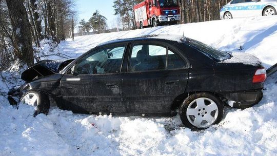 Biała Podlaska. Opel wylądował w zaspie. Kierowca w szpitalu