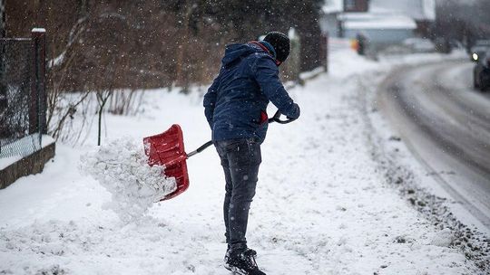 Biała Podlaska: Pan Grzegorz odśnieży chodnik starszym mieszkańcom