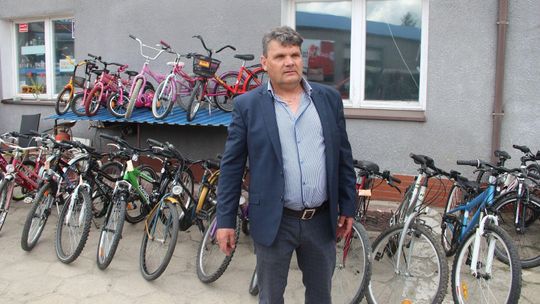Biała Podlaska: Pan Marek cały rok zbiera stare rowery, a potem oddaje je dzieciom