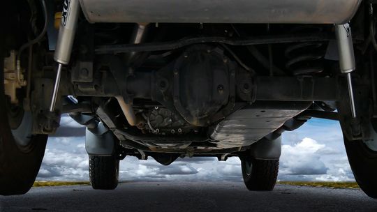 Biała Podlaska: Panowie wycinali katalizator z samochodu dostawczego