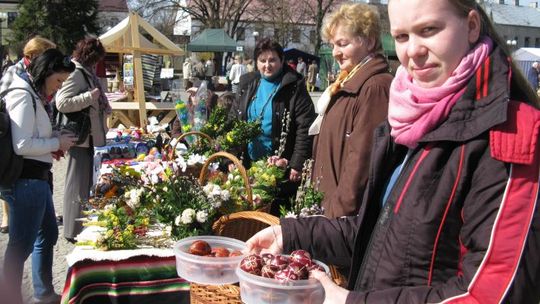 Biała Podlaska. Pisanki i palmy na wielkanocnym kiermaszu