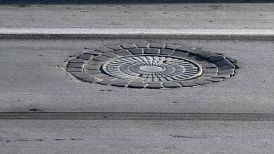 Biała Podlaska: Policjanci najechali na otwartą studzienkę. Złodzieje kradli też na lotnisku