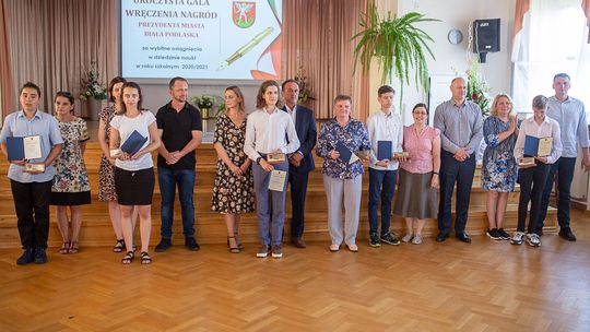 Biała Podlaska: Prymusi ze złotymi piórami. Lista nagrodzonych uczniów