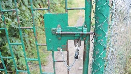Biała Podlaska: Przejście przez ogród działkowy. Był skrót, jest kłódka 
