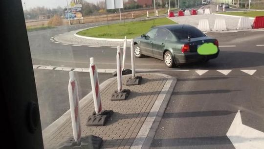 Biała Podlaska: Rondo miało upłynnić ruch. Ale niektórzy kierowcy nie wiedzą, jak po nim jeździć 