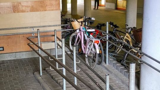 Biała Podlaska: Rowery tarasują podjazd dla niepełnosprawnych 