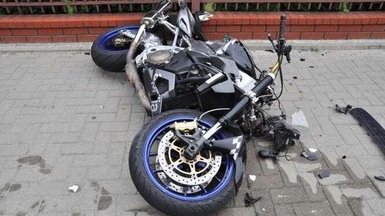 Biała Podlaska: Samochód wjechał w motocykl, 22-latek ciężko ranny