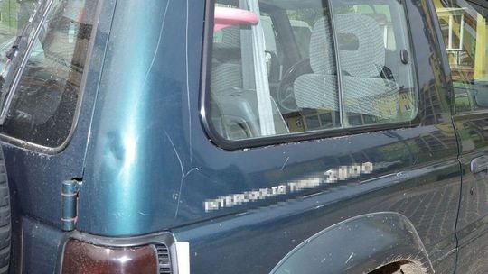 Biała Podlaska: Samochody zostały uszkodzone, a w środku strasznie śmierdziało