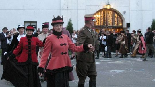 Biała Podlaska: Sarmacka Noc Muzeów z plenerowym polonezem