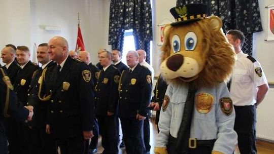 Biała Podlaska: Strażnicy miejscy z maskotką i na rowerach 