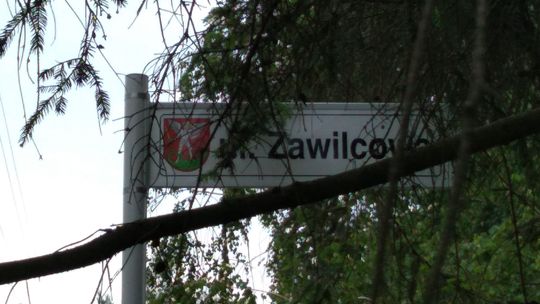 Biała Podlaska: Tabliczka z nazwą ulicy. Ustawiona tak, by nikt jej nie zobaczył 