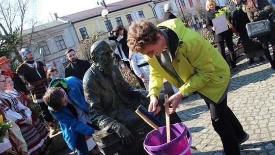 Biała Podlaska: Umyli pomnik Kraszewskiego