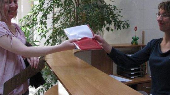 Biała Podlaska: W magistracie rozdają 500 flag za darmo